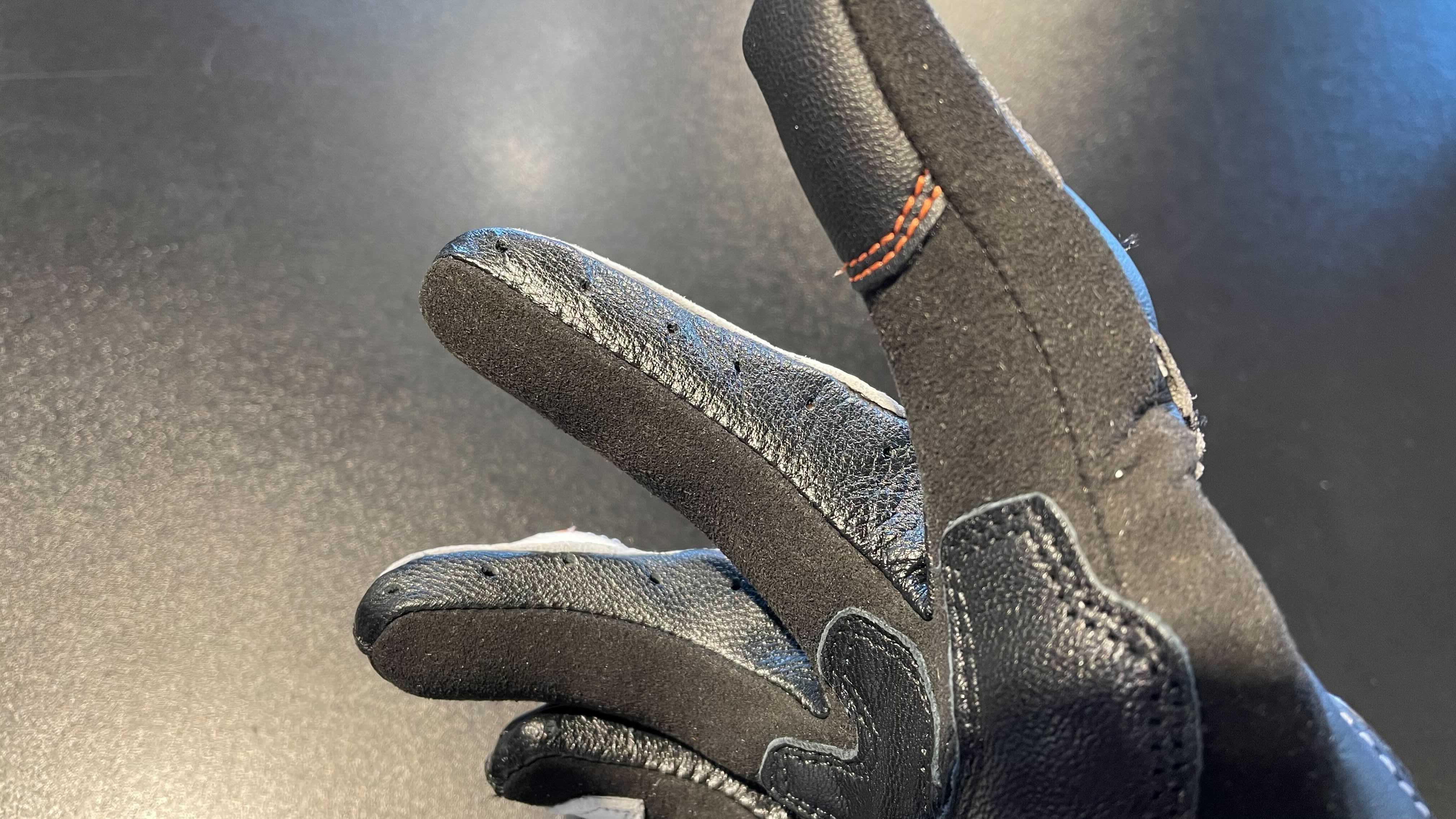 これからの季節にお勧めなレザーグローブ【CARBON 3 SHORT GLOVES】